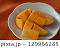カットした甘く美味しい完熟マンゴー 129966285