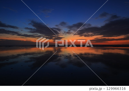 水面に映る朝焼け 129966316