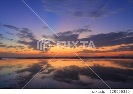 水面に映る朝焼け 129966330