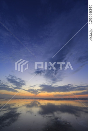 水面に映る朝焼け 129966340