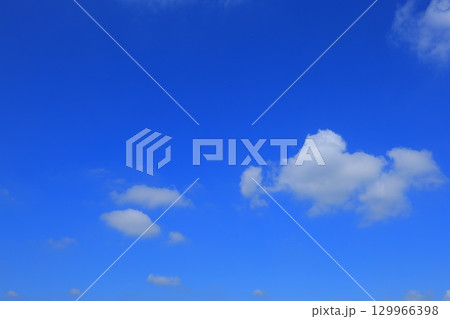 太陽と青い空 129966398