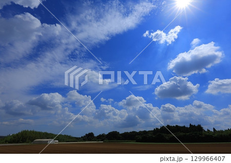 太陽と青い空 129966407