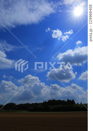 太陽と青い空 129966408