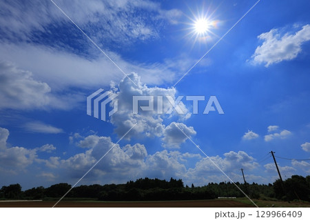 太陽と青い空 129966409