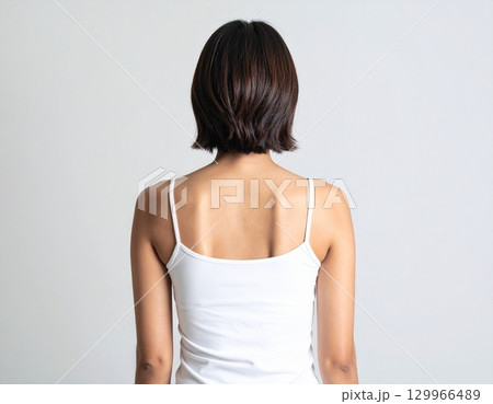 若い女性の背中 129966489