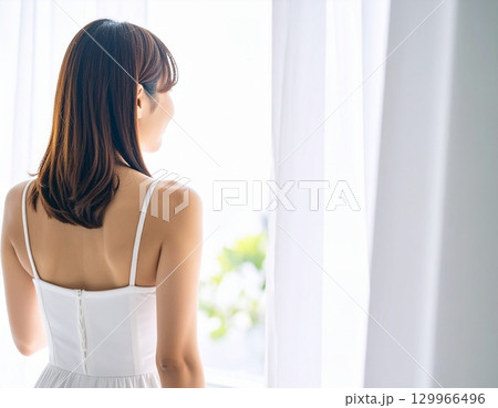 若い女性の背中 129966496