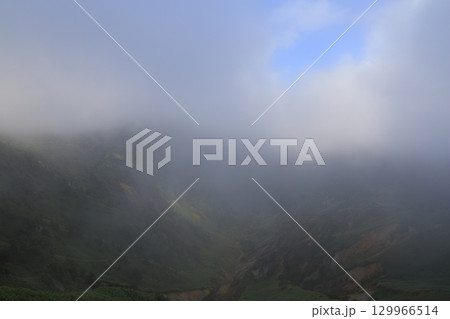 霧に包まれる山の稜線 129966514
