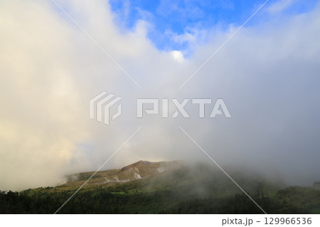 霧に包まれる山の稜線 霧に包まれる山の稜線 129966536