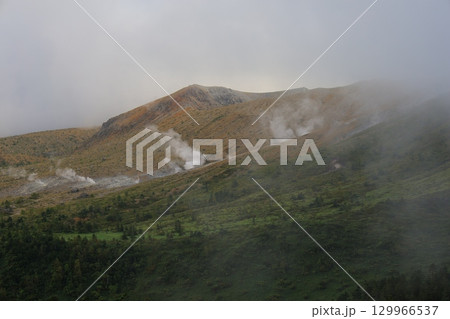 霧に包まれる山の稜線 129966537