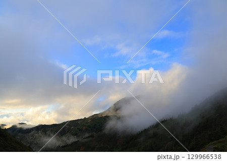 霧に包まれる山の稜線 霧に包まれる山の稜線 129966538