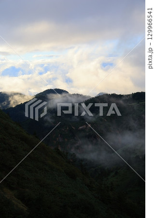 霧に包まれる山の稜線 129966541
