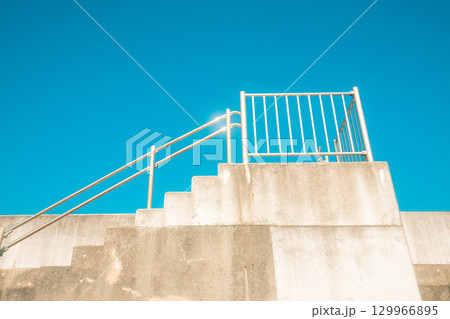 どこか懐かしい雰囲気の階段 どこか懐かしい雰囲気の階段 129966895