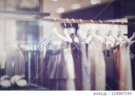 レディース洋服店のぼかし風景 129967244