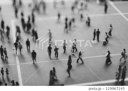 大阪駅周辺を歩くミニチュア風の人々 大阪駅周辺を歩くミニチュア風の人々 129967245