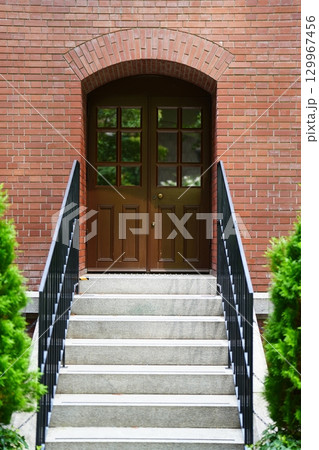 東京丸の内 三菱一号館 中庭パティオ レトロな雰囲気を醸し出す外階段と扉 東京丸の内 三菱一号館 中庭パティオ レトロな雰囲気を醸し出す外階段と扉 129967456