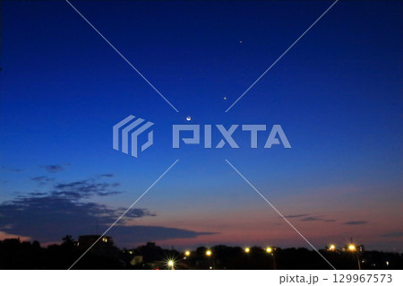 三日月と金星と木星 129967573