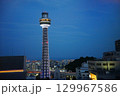 横浜　山下公園そば　ライトアップするマリンタワー 129967586