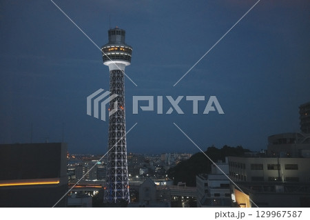 横浜 山下公園そば ライトアップするマリンタワー 横浜 山下公園そば ライトアップするマリンタワー 129967587