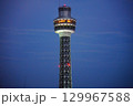 横浜　山下公園そば　ライトアップするマリンタワー 129967588