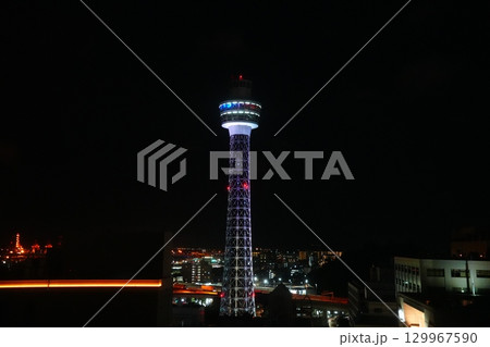 横浜　山下公園そば　ライトアップするマリンタワー 129967590