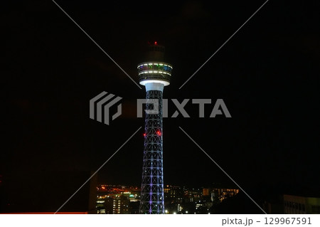 横浜 山下公園そば ライトアップするマリンタワー 横浜 山下公園そば ライトアップするマリンタワー 129967591