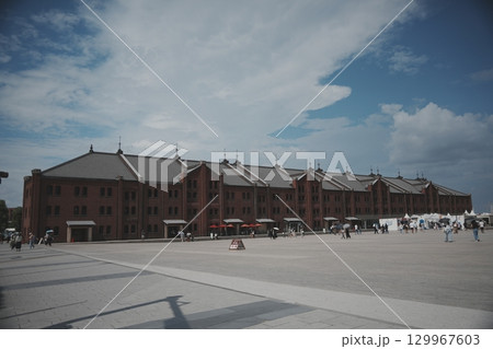 横浜 赤レンガ倉庫と青空 横浜 赤レンガ倉庫と青空 129967603