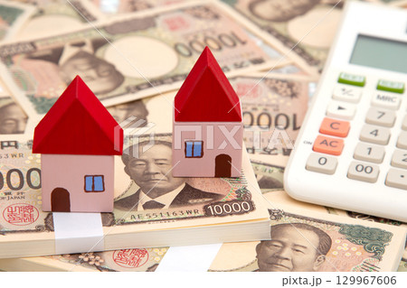 住宅とお金と電卓 129967606