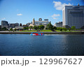 横浜　みなとみらい　クイーンの塔の前を通過する水陸両用バス 129967627