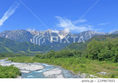 白馬山麓から望む夏の北アルプス 129967683