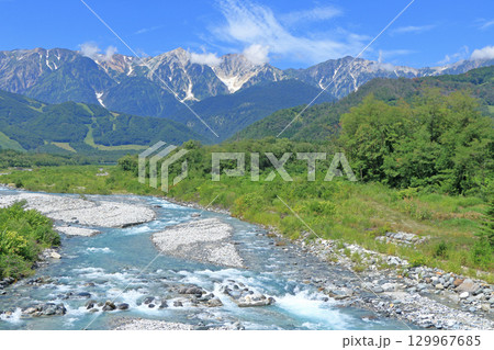 白馬山麓から望む夏の北アルプス 129967685