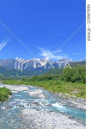 白馬山麓から望む夏の北アルプス 129967689