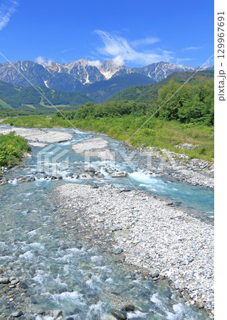 白馬山麓から望む夏の北アルプス 129967691