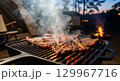 バーベキューで焼かれる肉 129967716