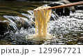 澄んだ川とそうめん 129967721