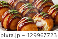 ソースをかけたたこ焼き 129967723