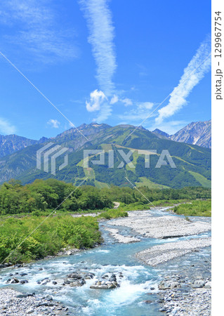 白馬山麓から望む夏の八方尾根 129967754