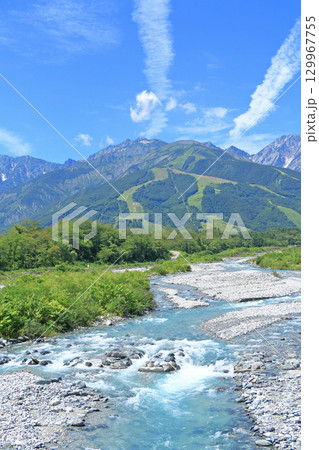 白馬山麓から望む夏の八方尾根 129967755