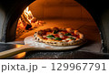 ピザを焼いている瞬間 129967791
