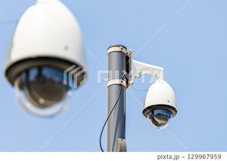 並ぶ防犯カメラ 129967959