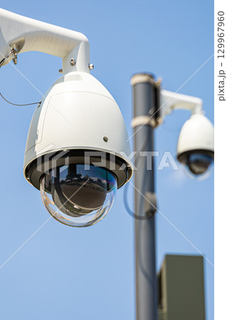 並ぶ防犯カメラ 129967960