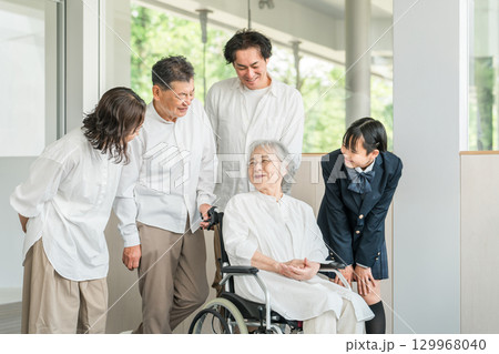 老人ホーム・介護施設・病院にお見舞いに来た家族・ファミリー・三世代家族 129968040