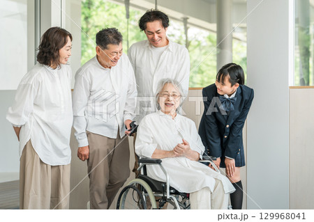 老人ホーム・介護施設・病院にお見舞いに来た家族・ファミリー・三世代家族 129968041