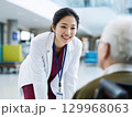患者さんと会話をする女性医師 129968063