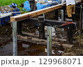 湿原を守る木道の補修 129968071