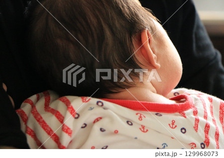 抱っこされる赤ちゃん 抱っこされる赤ちゃん 129968073