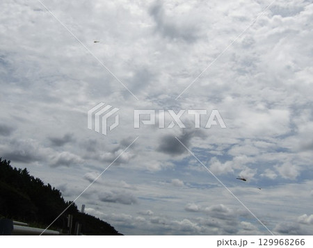 稲毛海岸の青い空と白い雲 129968266