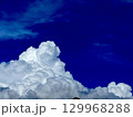 青い空と入道雲 129968288