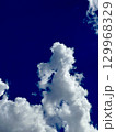 青空と白い雲 129968329