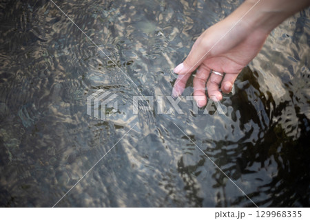 忍野八海の清流 129968335