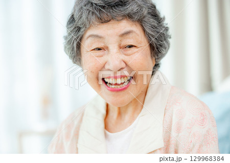 肌の潤いを実感するシニア女性 129968384